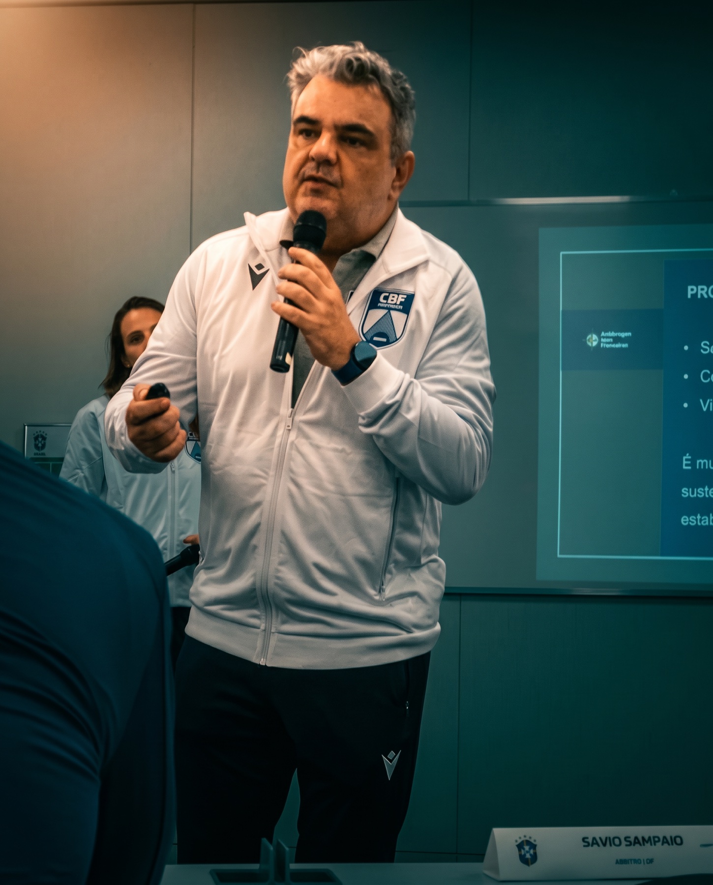 Prof. Dr. João Ricardo Cozac em palestra técnica CBF